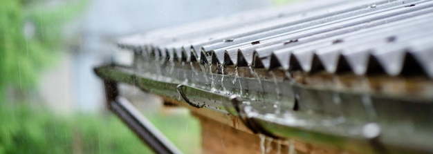 Stormregen druppelt van het dak