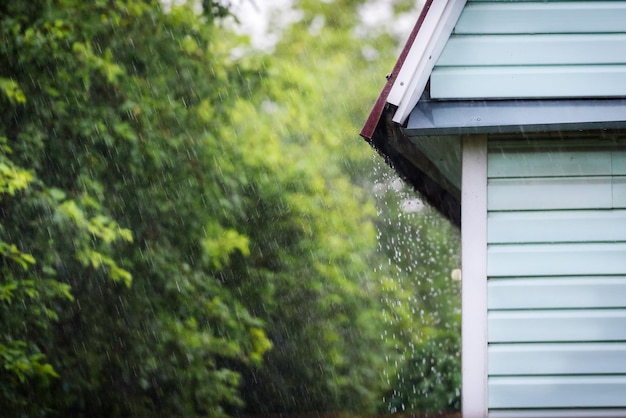 Stormregen druppelt van het dak