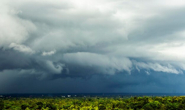 Stormwolken met de regen Natuur Milieu Donkere enorme wolken hemel zwarte stormachtige wolken