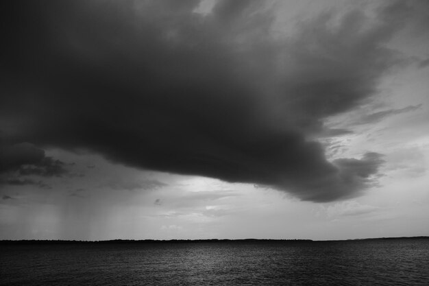 Foto stormwolken over de zee.