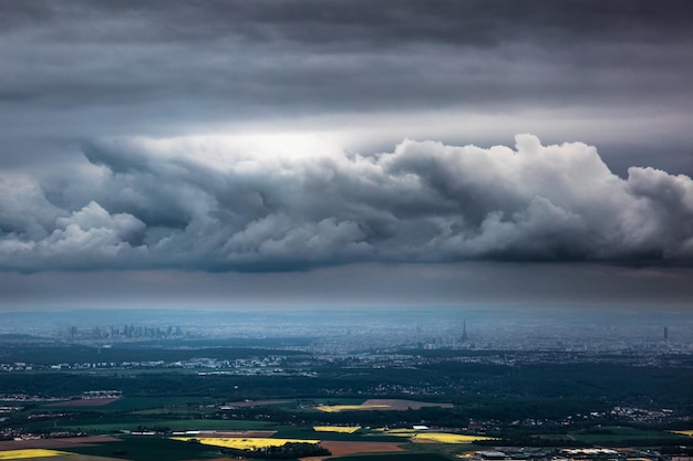 Stormwolken over het landschap tijdens de moesson