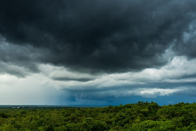Stormwolken over het landschap