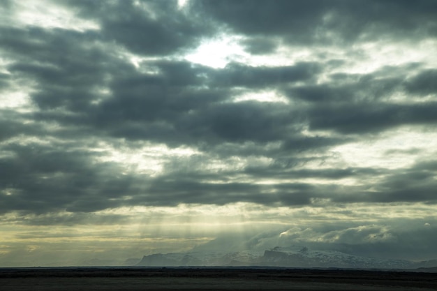 Foto stormwolken over het landschap