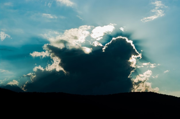 Foto stormwolken tijdens de zonsondergang.