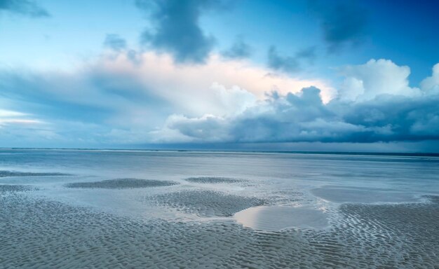 Photo stormy clouds over north sea coast