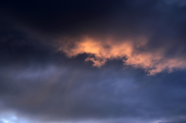 写真 嵐の劇的な暗い曇り空