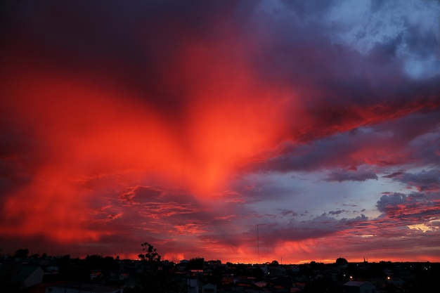 写真 都市の夏の日没の間に嵐のオレンジ色の空