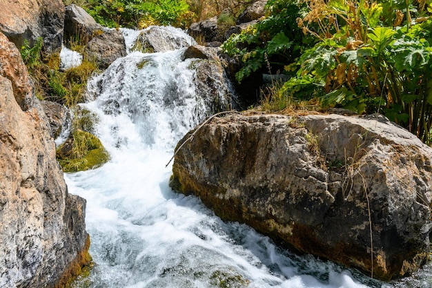 Foto un fiume tempestoso nelle montagne del tagikistan