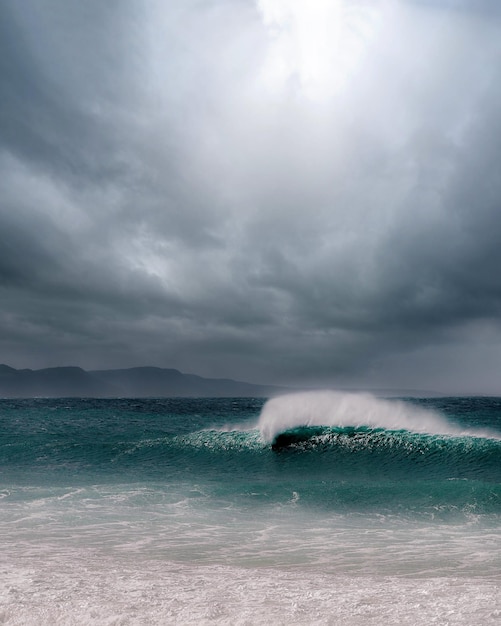 Photo stormy sea under cloudy sky