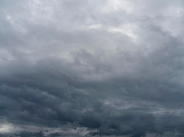 Photo stormy sky with black clouds in greece