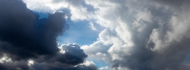 暗くて白い大きな雲のある嵐の空