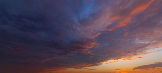 太陽の光と嵐の空