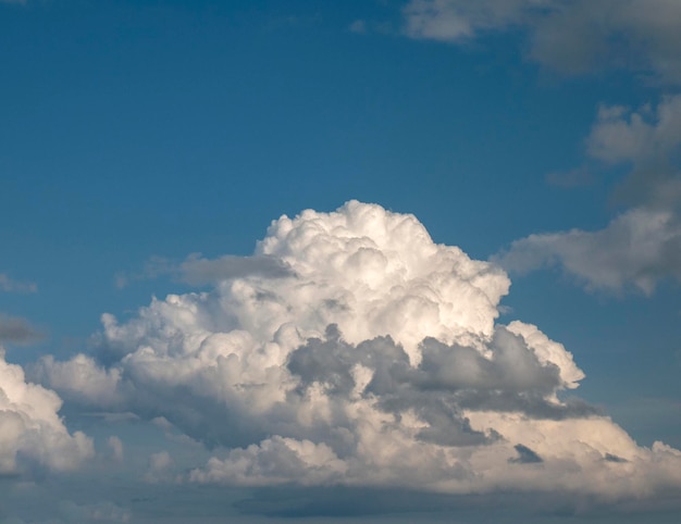 白と灰色の雲を背景にした嵐の空