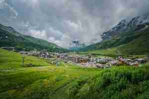 Photo stormy weather in the alpine resort breuilcervinia in northern italy summer landscape