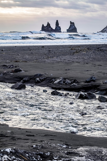 Reynisfjara 화산 해변의 폭풍우 날씨