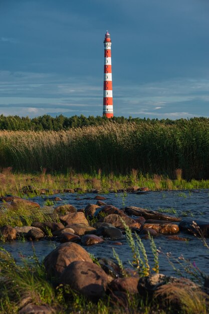 Storojensky-vuurtoren op het Ladojskoe-meer in Rusland