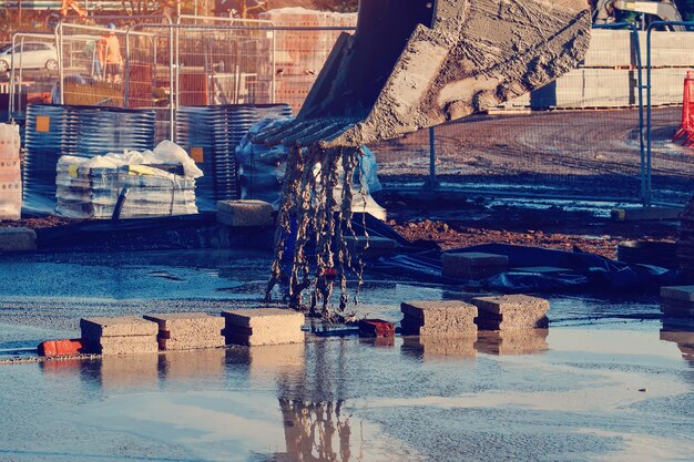 Stortklaar beton storten met een graafmachine