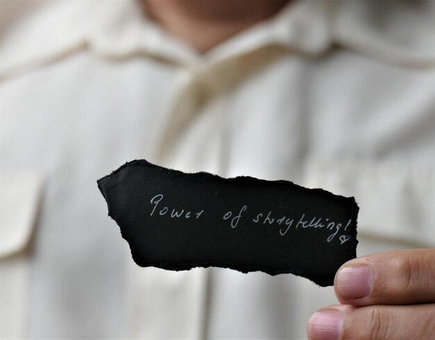 Photo storytelling man holding a note