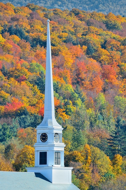 Stowe in de herfst met kleurrijk gebladerte en gemeenschapskerk in Vermont