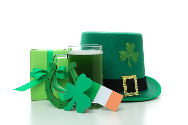 StPatricks Day-accessoires geïsoleerd op een witte achtergrond