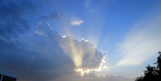 Straal van zonlicht in de zomertijd met de wolken en de blauwe hemel.