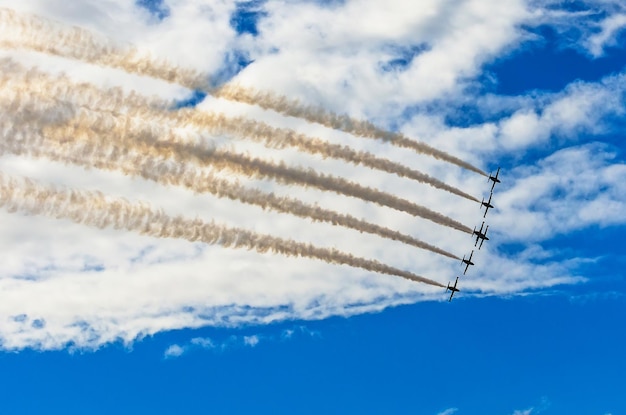 Foto straaljagers van vliegtuigen roken de achtergrond van blauwe lucht witte wolken