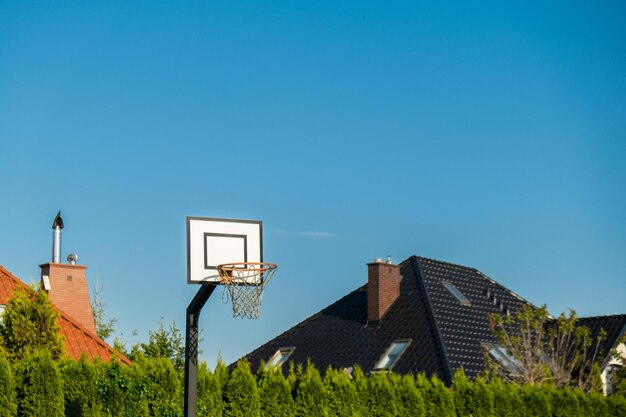 Foto straat basketbal hoepel achtergrond van levendige hemel creatieve minimalistische street basketball loop basket