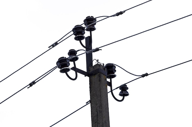 Straat betonnen pijler met elektrische draden geïsoleerd op een witte achtergrond