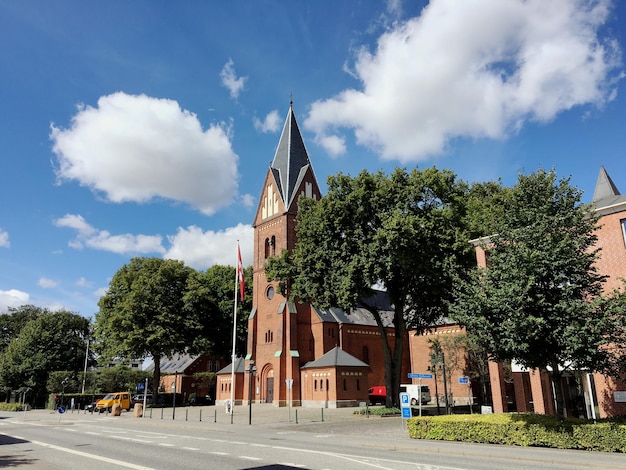Straat bij de kerk op een zonnige dag