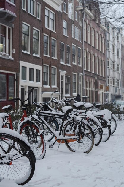 Foto straat bij het kanaal in de sneeuw in amsterdam nederland