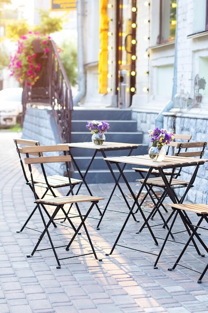 Straat buitenkant van terrasrestaurant met tafels en stoelen van café