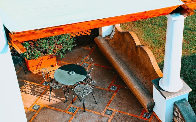 Straat café en restaurant tafel en stoel op Capri Island stad in Italië in Napels. Landschap met terrascafetaria aan de Italiaanse kust. Anacapri in Europa. Zomer. Amalfi landschap. Amalfina kustlijn.