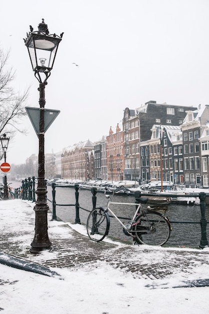 Foto straat door kanaal in de stad tijdens de winter
