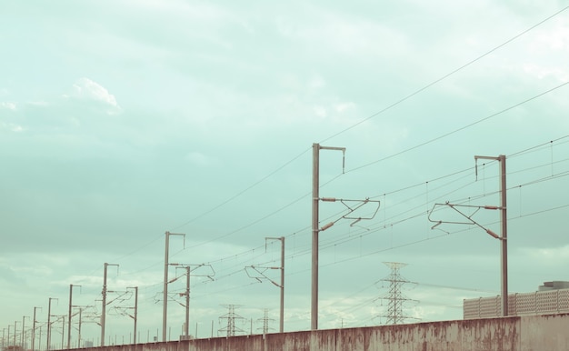 Straat elektriciteitspalen uitgelijnd op de weg met prachtige blauwe lucht op de achtergrond