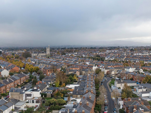 Straat en huis in de buitenwijken van Dublin Ierland Luchtfoto