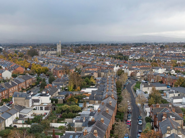 Straat en huis in de buitenwijken van Dublin Ierland Luchtfoto