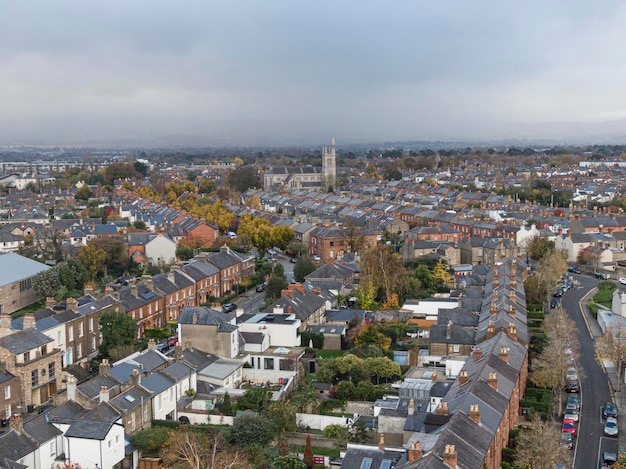 Straat en huis in de buitenwijken van Dublin Ierland Luchtfoto