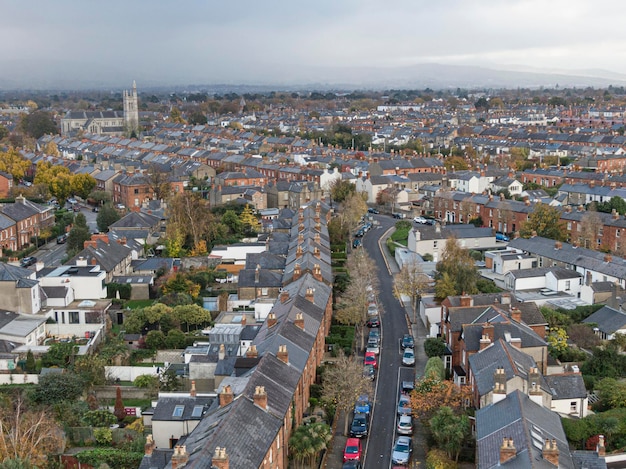 Straat en huis in de buitenwijken van Dublin Ierland Luchtfoto