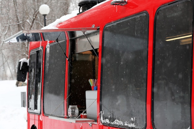 Straat fastfood op wielen in de winter