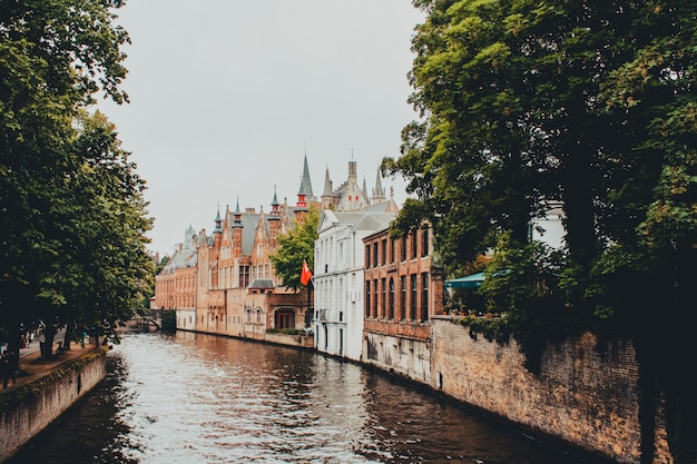 Straat in Brugge België doorkruist door de rivier de Zwyn