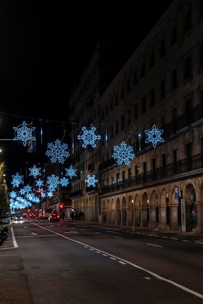 Straat in de stad Salamanca versierd voor Kerstmis