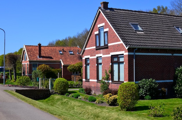 Foto straat in de voorsteden met mooie gebouwen op zonnige dag