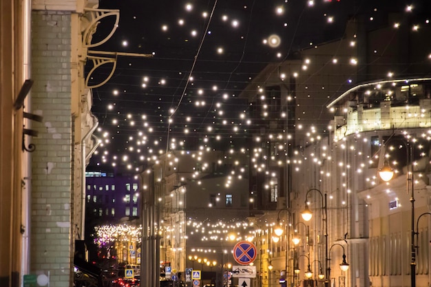 Straat in het centrum versierd met slingers kleine lichtjes voor de kerstvakantie