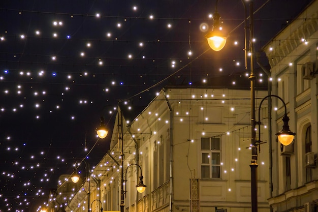 Straat in het centrum versierd met slingers kleine lichtjes voor kerst