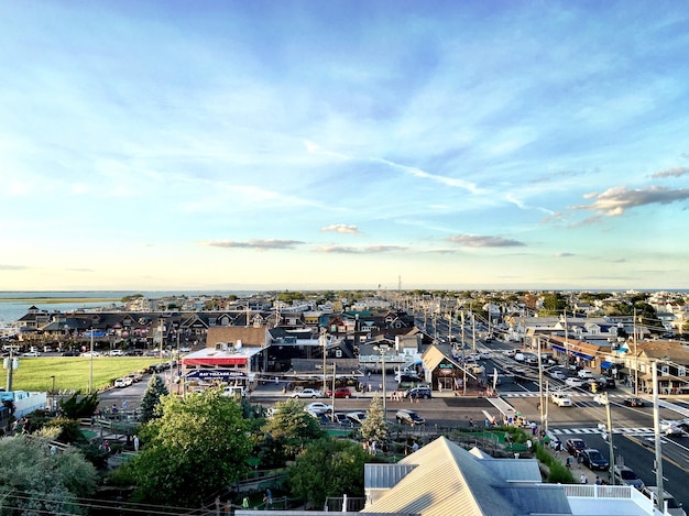 Straat in het stadsbeeld tegen de lucht