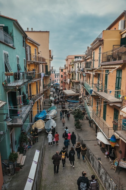 Straat in toeristische stad Manarola Italië Cinque Terre National Park Sunny Sunset