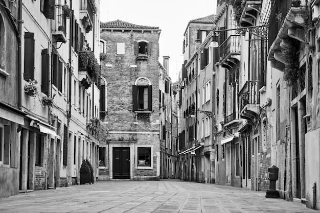 Straat in Venetië, Italië. Zwart en wit