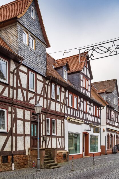 Foto straat met historisch houten huis in budingen hesse duitsland