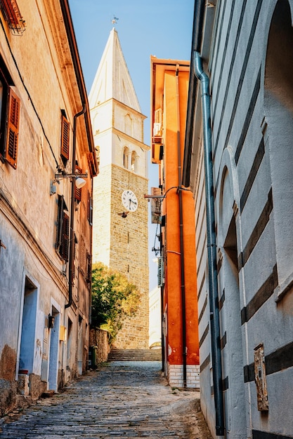 Straat met kerk van Heilige Maurus in Izola, Slovenië