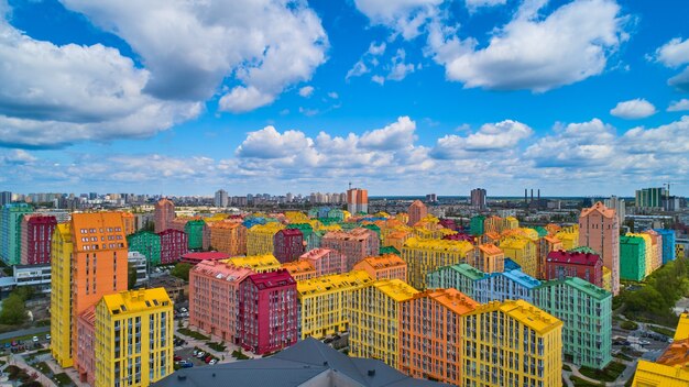 Straat met kleurrijke huizen en prachtig interieur in Kiev, Oekraïne. Antenne. Comfort stad.